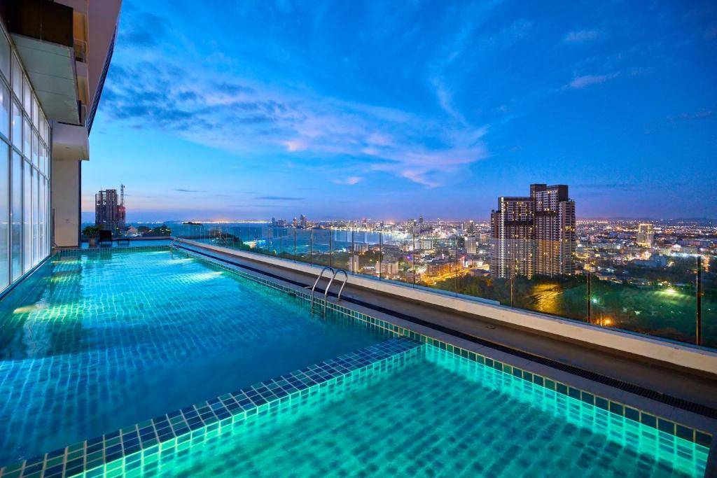 Отели бангкока с видовым бассейном на крыше или на высоком этаже
