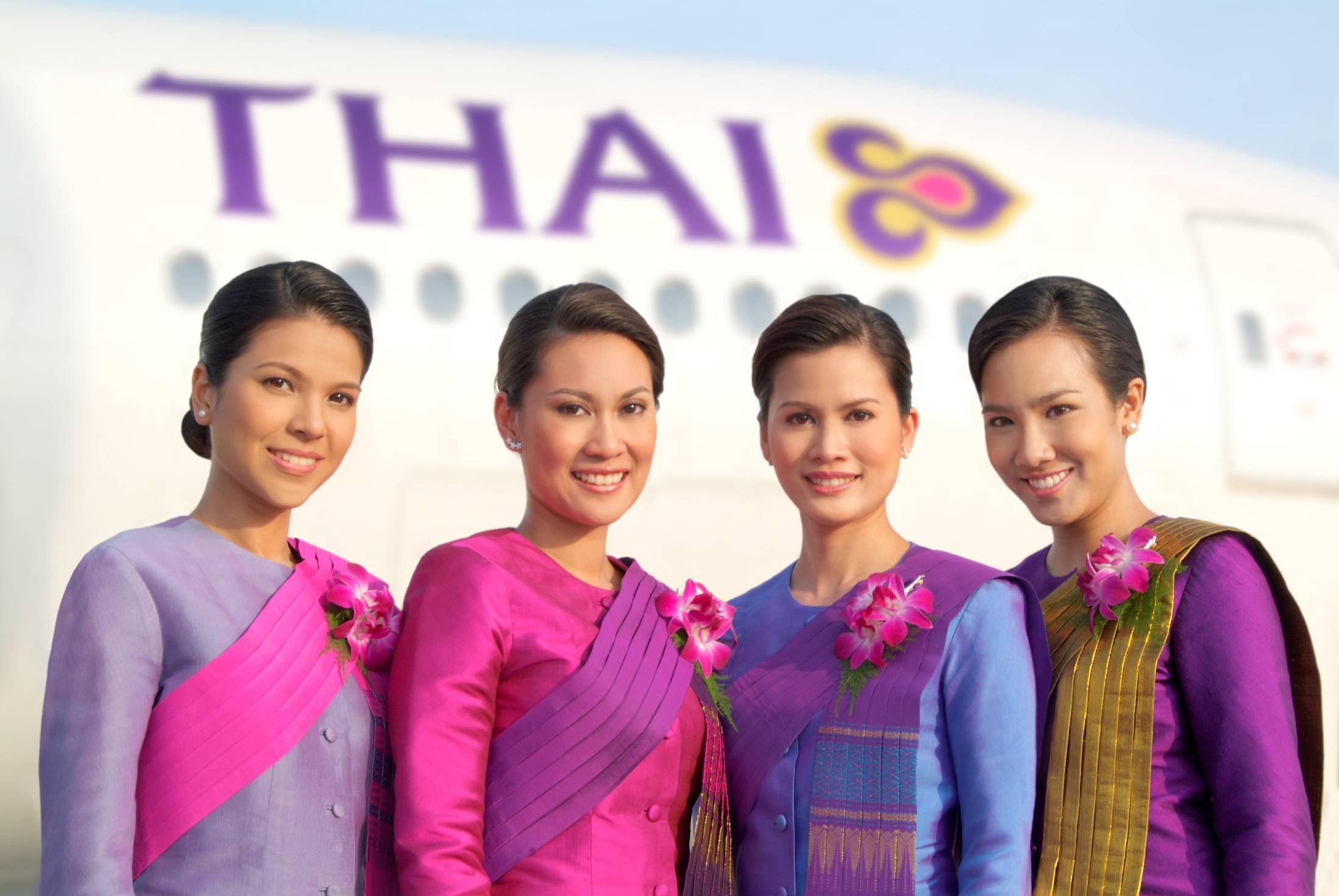Авиаперелет в тайланд. Thai Airways бортпроводники. Форма стюардесс авиакомпании Thai Airways. Thai Airways стюардессы. Thai Airways форма бортпроводников.