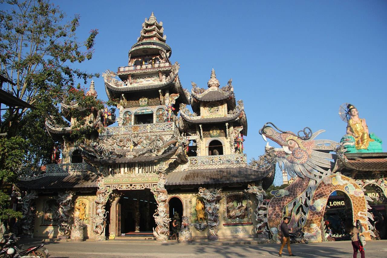 Пагода Линь Фуок: гигантский стеклянный дракон и статуя цветочной богини