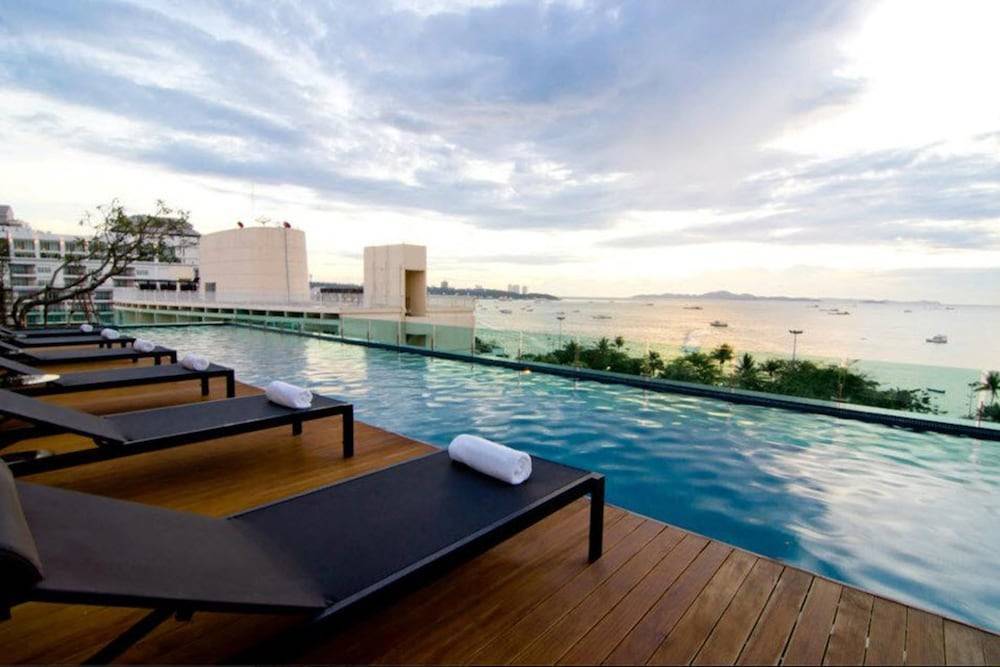 20 отелей бангкока с бассейном на крыше
