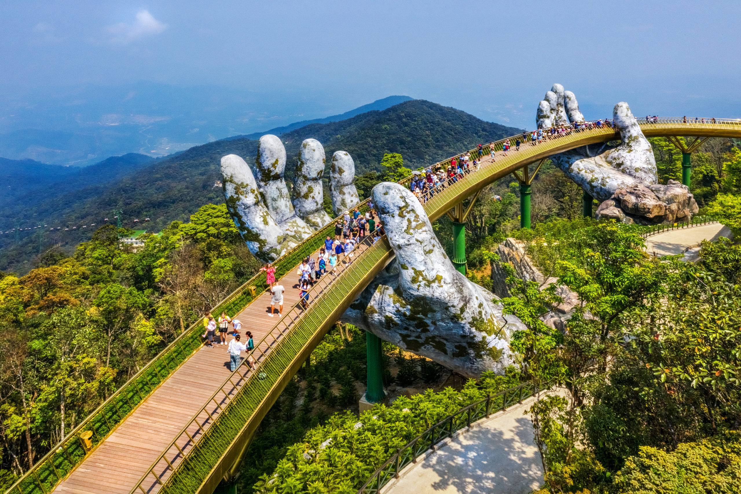 Мост рука или золотой мост во вьетнаме, который поддерживают руки бога на вершине горы, дананг