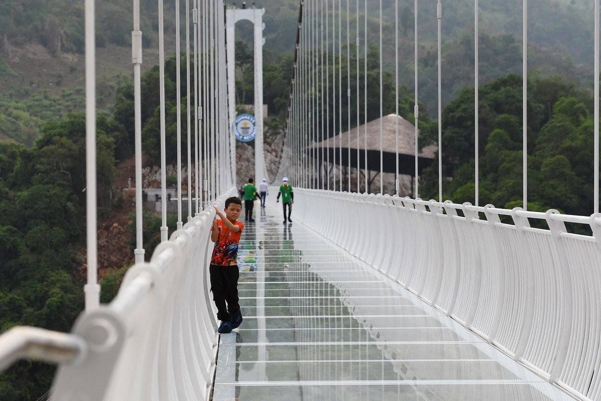 Популярные стеклянные мосты китая: описание, где находятся.
