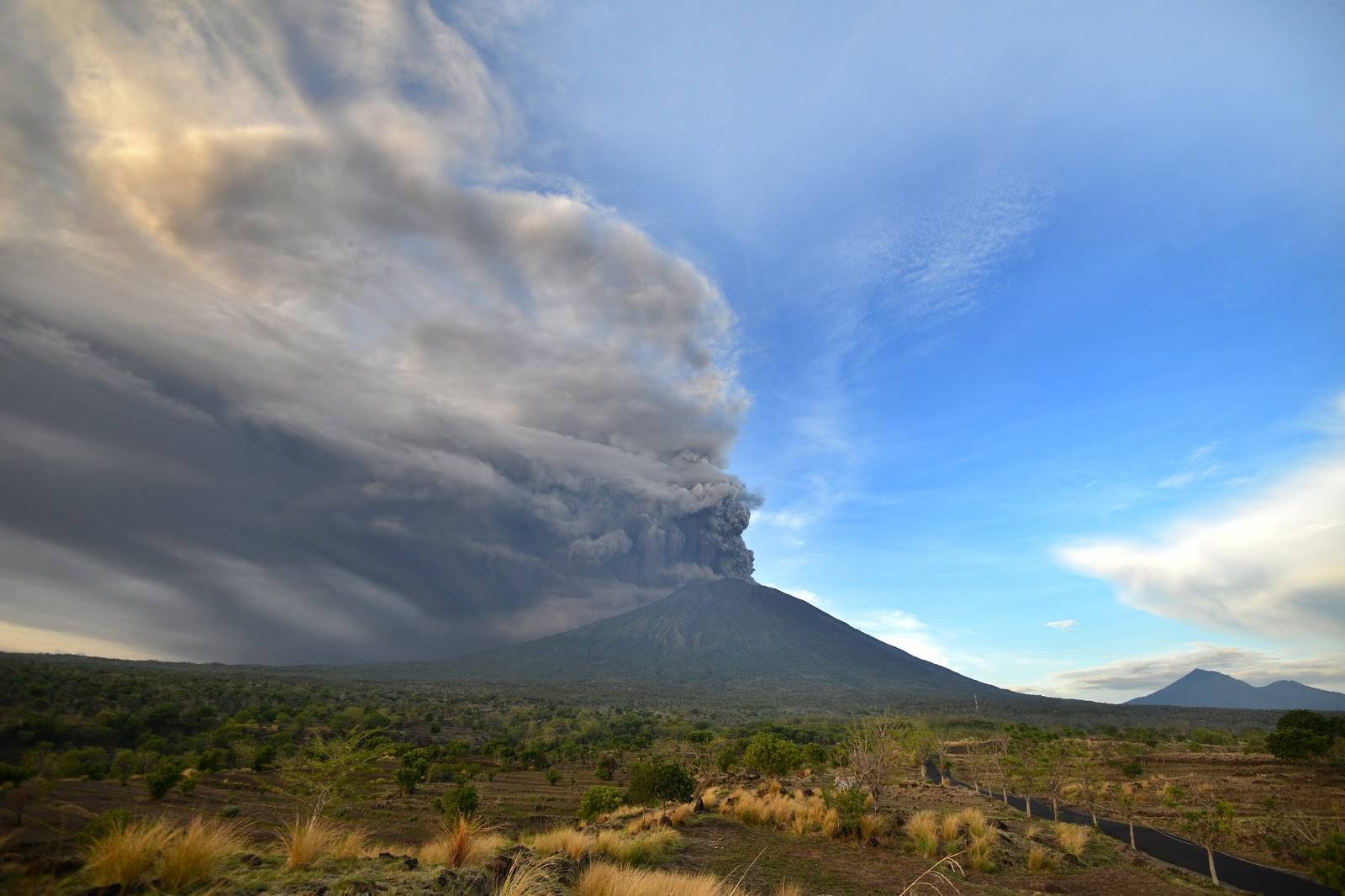 Вулканы на бали сегодня - извержение проснувшегося агунг