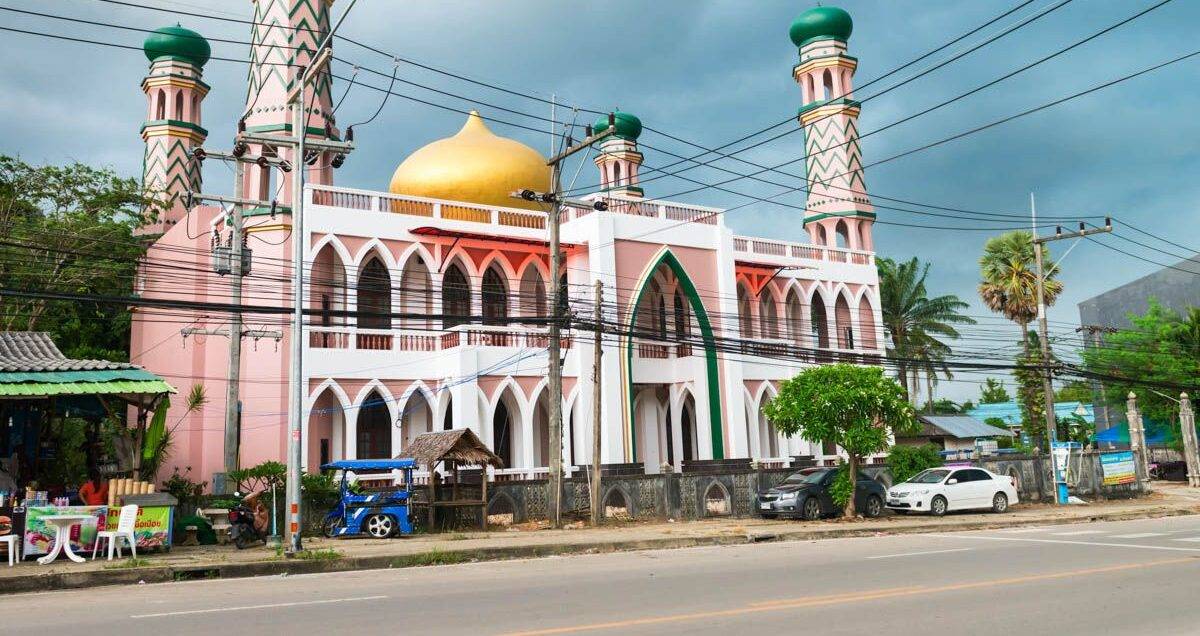Мечеть шри ланка. Мечеть в Шри Ланке. Тайланд мечеть. Мечеть на Пхукете. Мечеть в АО Нанге.
