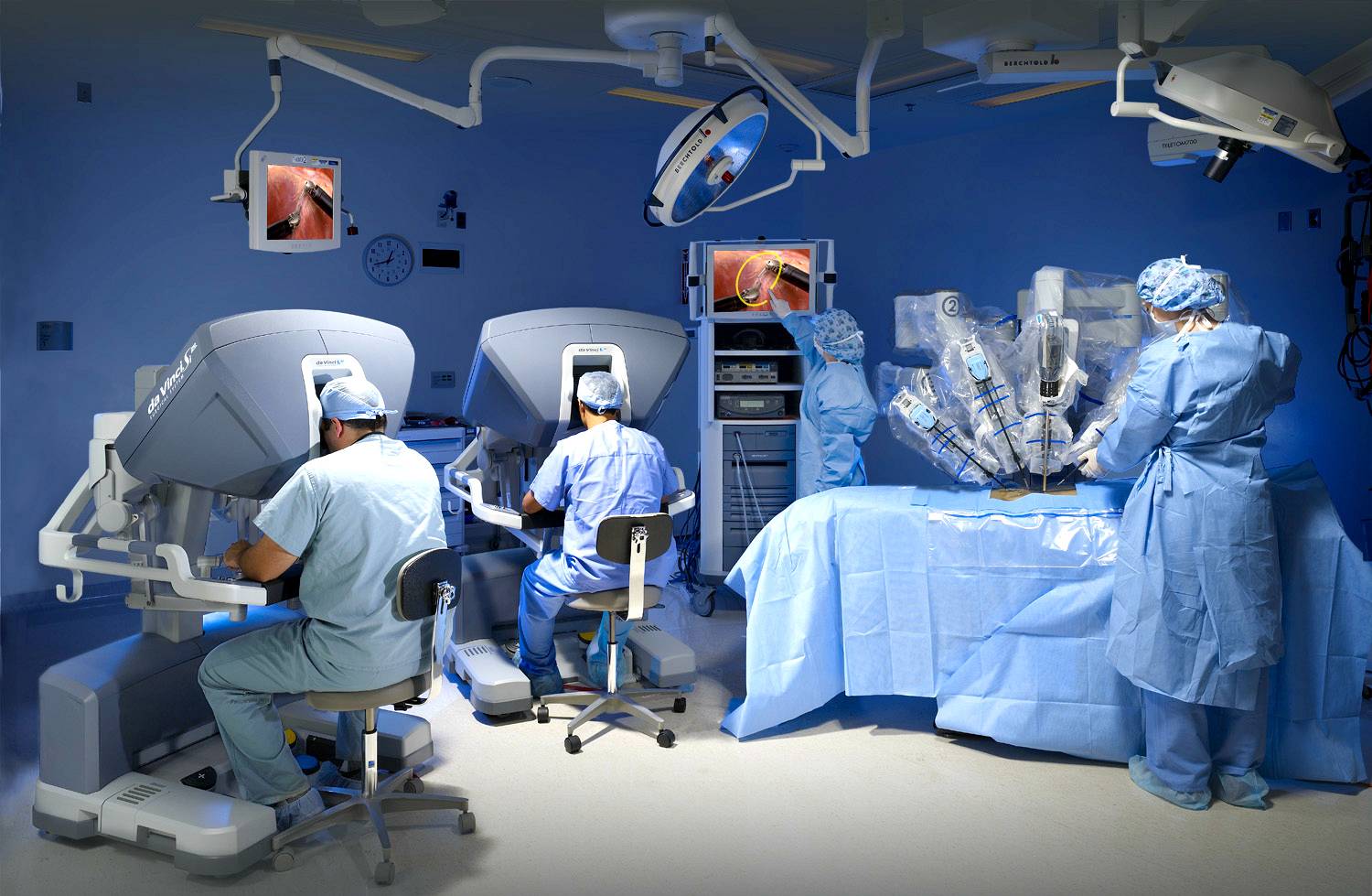 Операция в четыре руки: робот-ассистент да винчи позволяет проводить сложные операции в эндоскопической хирургии