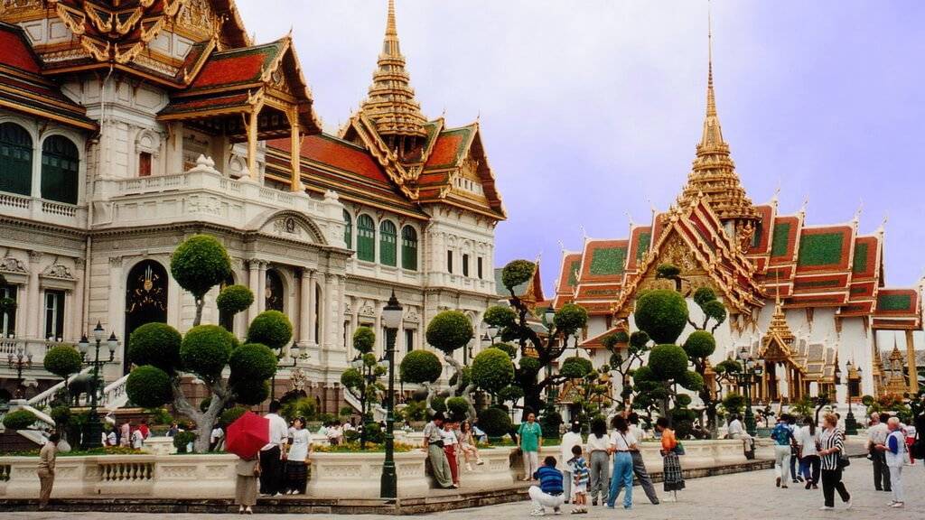 Большой королевский дворец в бангкоке. храм изумрудного будды