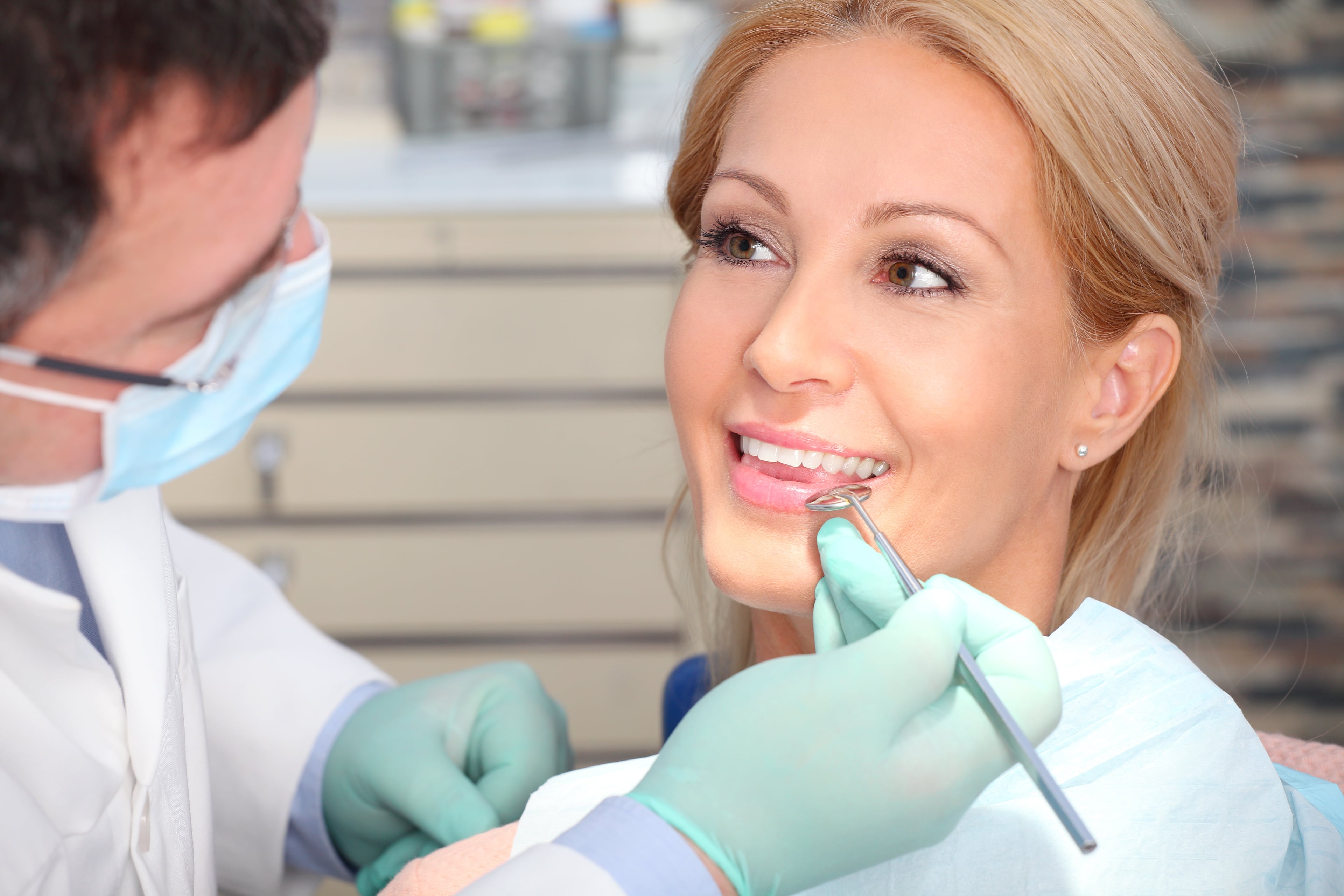 Лечение зуба какой врач. Стоматолог. Стоматология имплантация. Прием у стоматолога. Зубы стоматолог.