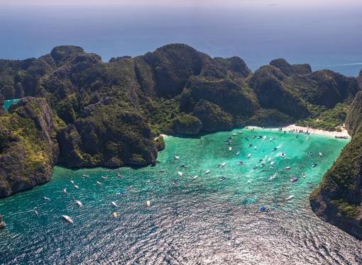 Бухта майя бэй в таиланде привлекает внимание туристов своей необузданной красотой и величием скал - rsute