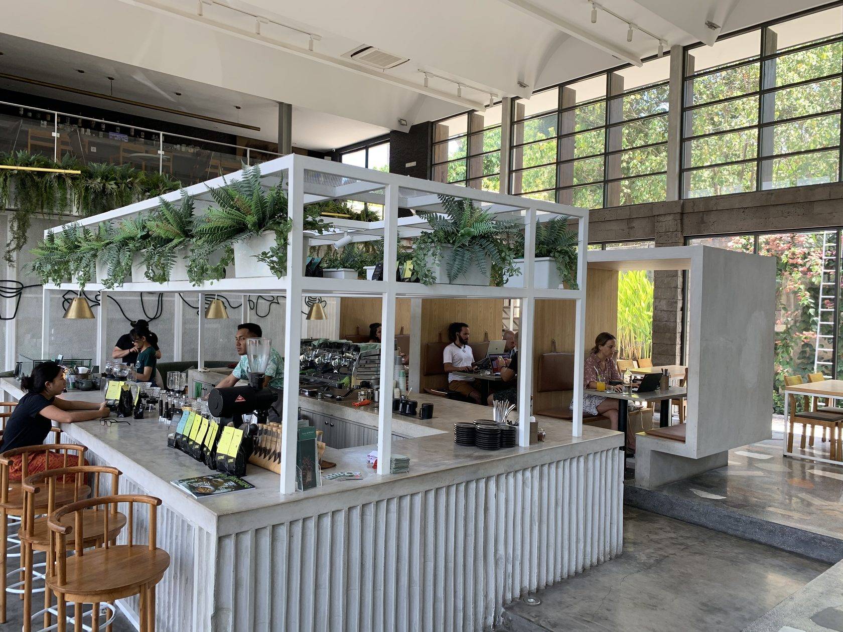 9 лучших кафе в убуде (бали) для wi-fi и работы - matador network