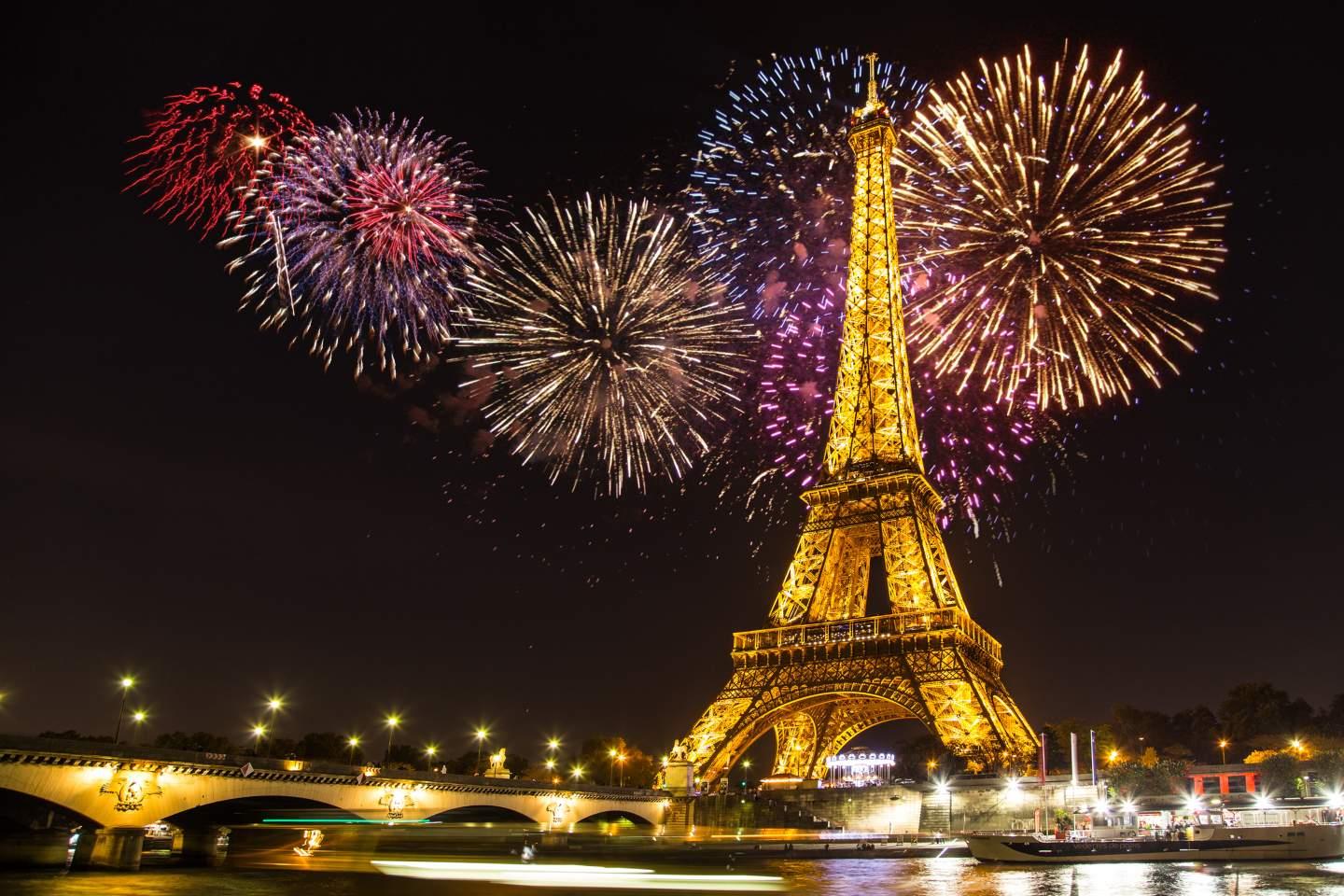 Новый год во Франции Эйфелева башня
