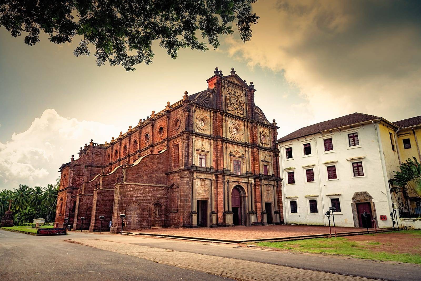 Basilica de bom jesus church goa – history, timing, architecture