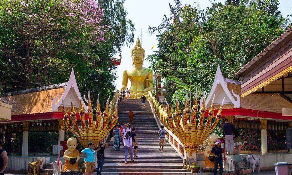 Гора золотого будды и храмовый комплекс ват ян в паттайе