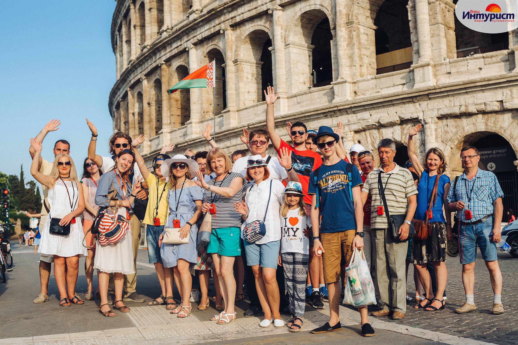Группа туристов из италии. Экскурсовод. Туристы на экскурсии. Экскурсовод на экскурсии. Экскурсовод и экскурсанты.