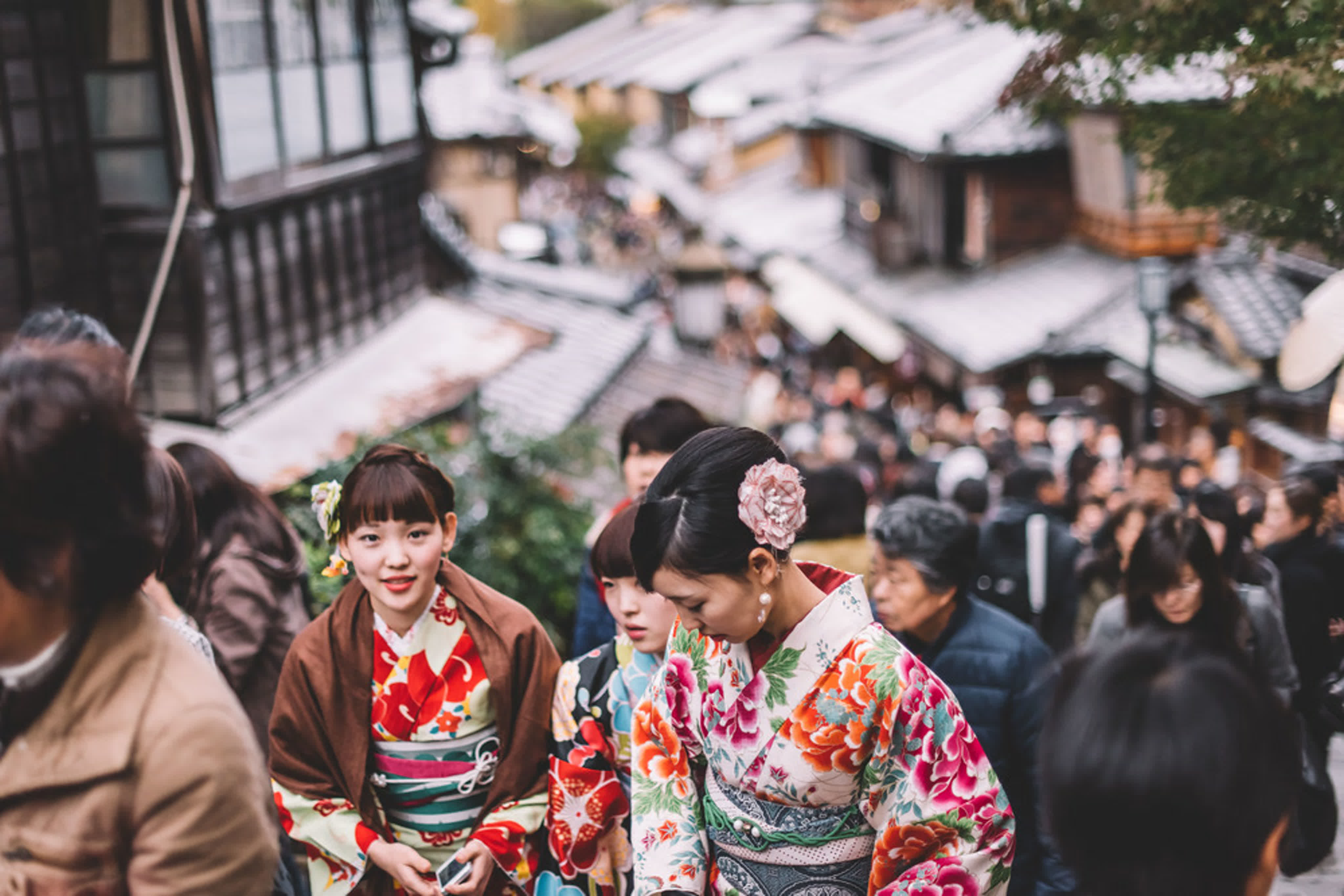 Японка перед мужем. Туристы в Японии. Народы Японии. Япония люди. Японская культура.