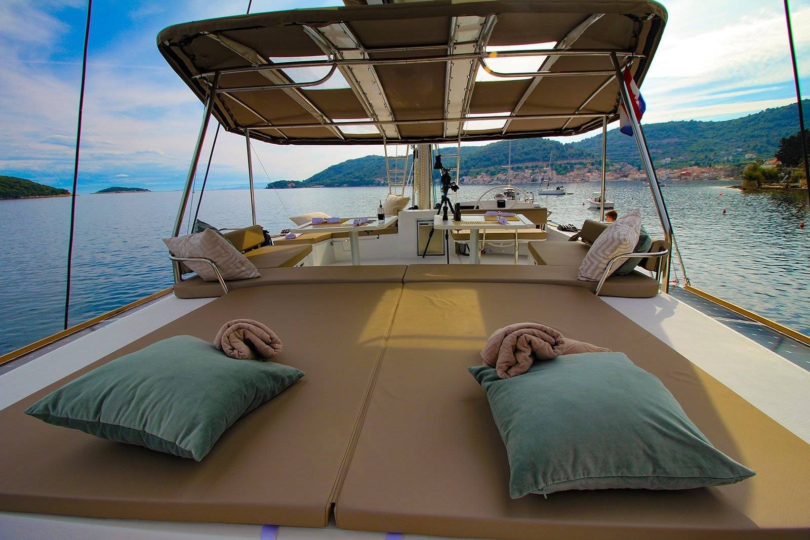 How to sail a catamaran? read our catamaran sailing tips