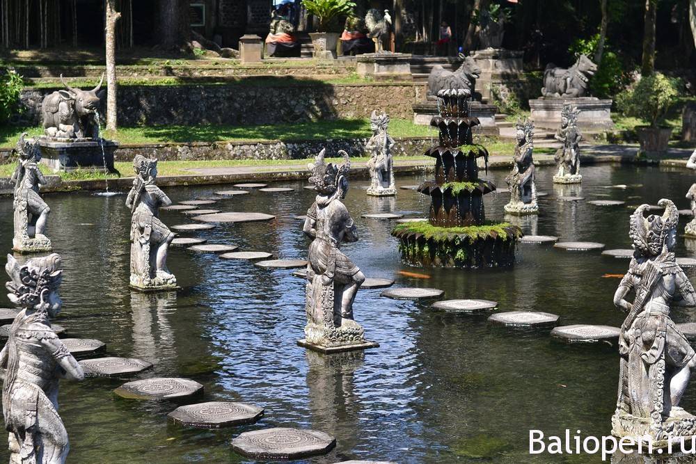 Тиртаганга (tirta gangga) — водный дворец на востоке бали, индонезия