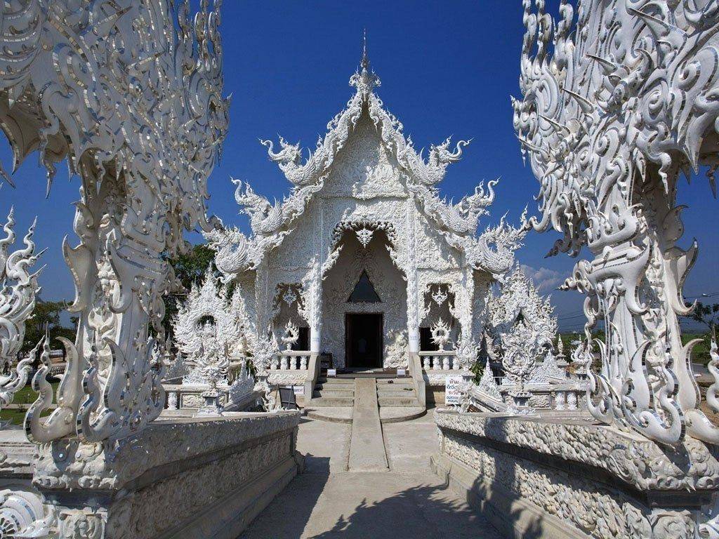 Белый храм (wat rong khun) в чианграи, таиланд
