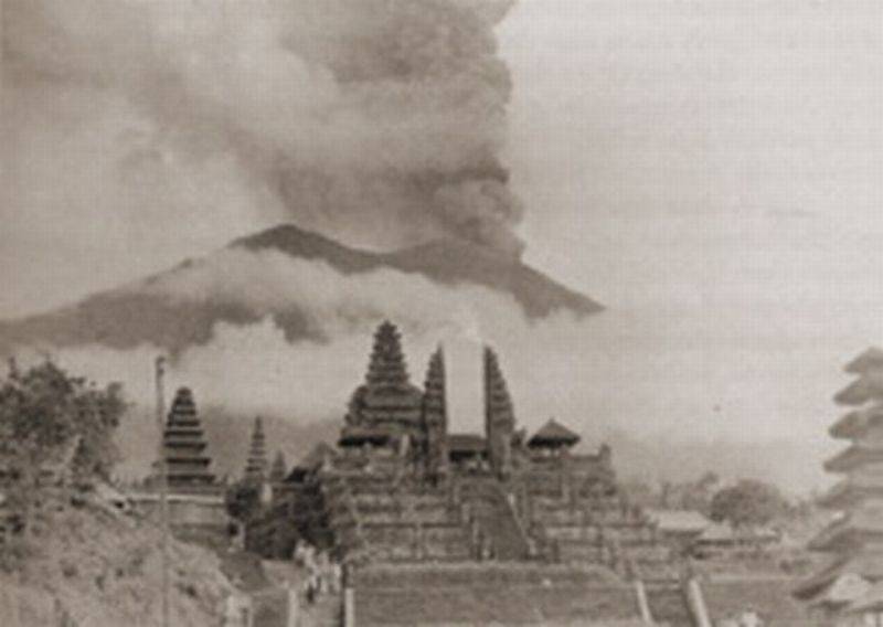 Мир пристально следит за проснувшимся вулканом агунг в бали