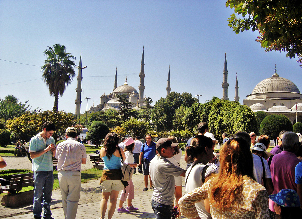 Люди живущие в стамбуле. Turizm Турции. Стамбул туризм. Туристы в Турции. Турция туризм.