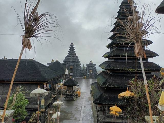 Храмы бали: пура лемпуянг (lempuyang temple), танах лот, бесаких (besakih), улун дану на озере братан, гоа лавах, гоа гаджах и другие
