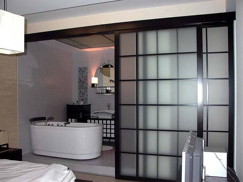 Ванная со стеклянной стеной - про дизайн и ремонт частного дома
