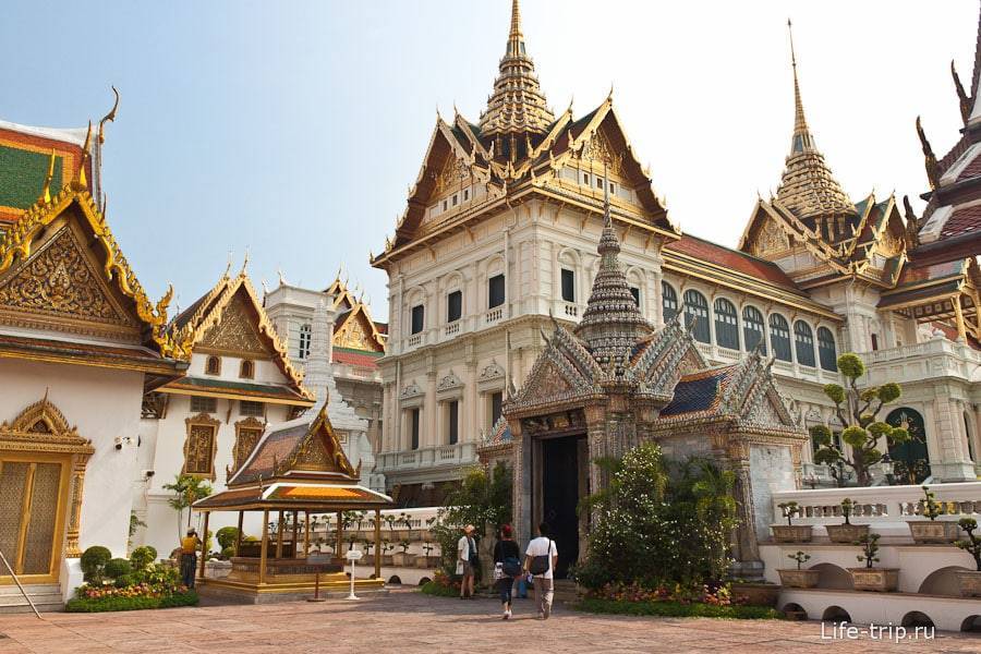 Королевский дворец в бангкоке и храм изумрудного будды – так удобно!  traveltu.ru