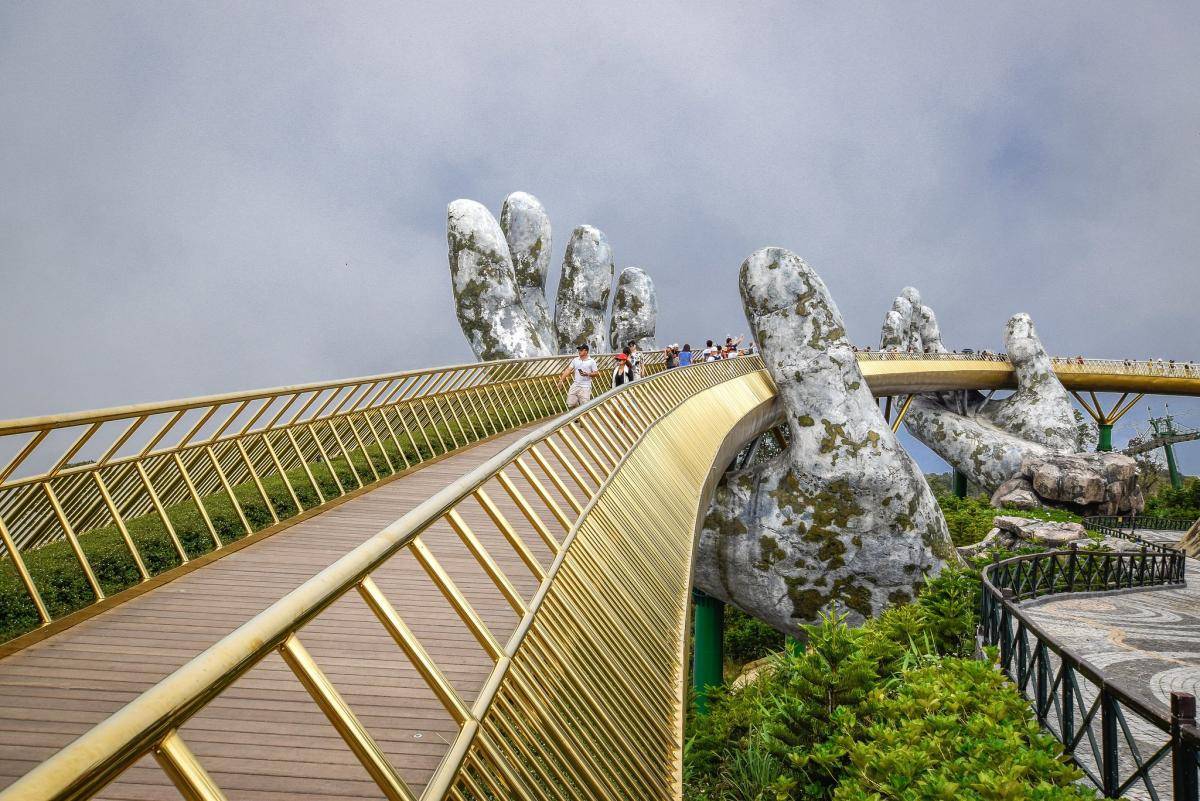 Гигантский огнедышащий дракон: мост dragon bridge во вьетнаме