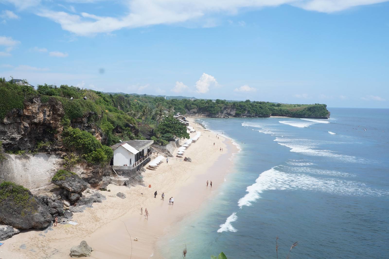 Баланган пляж (balangan beach) — большие волны и крутые скалы, бали, индонезия