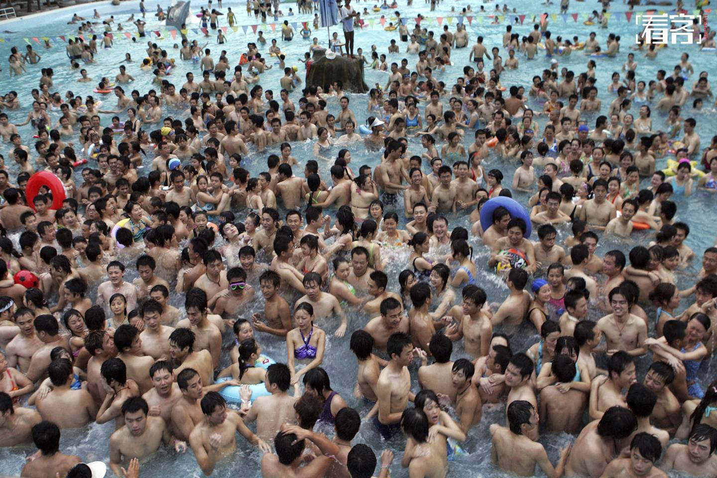 Японская общая купальня. Китайский пляж. Китайские купальни. Общественные купальни в Японии. Пляж в Китае.