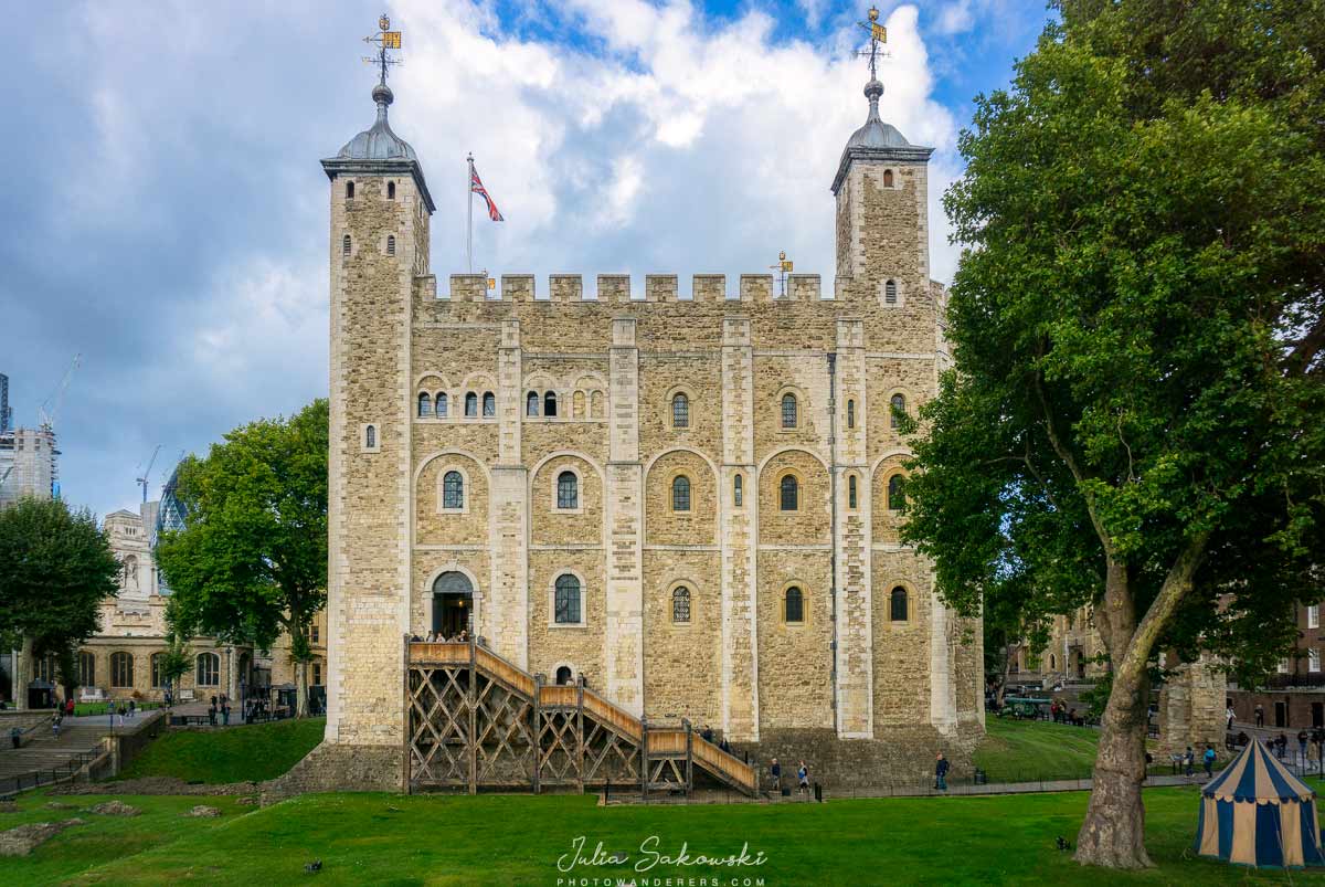 The tower. Лондонская башня Тауэр. Донжон Тауэра белая башня. Белая башня Вильгельма завоевателя. Вайт Тауэр в Лондоне.