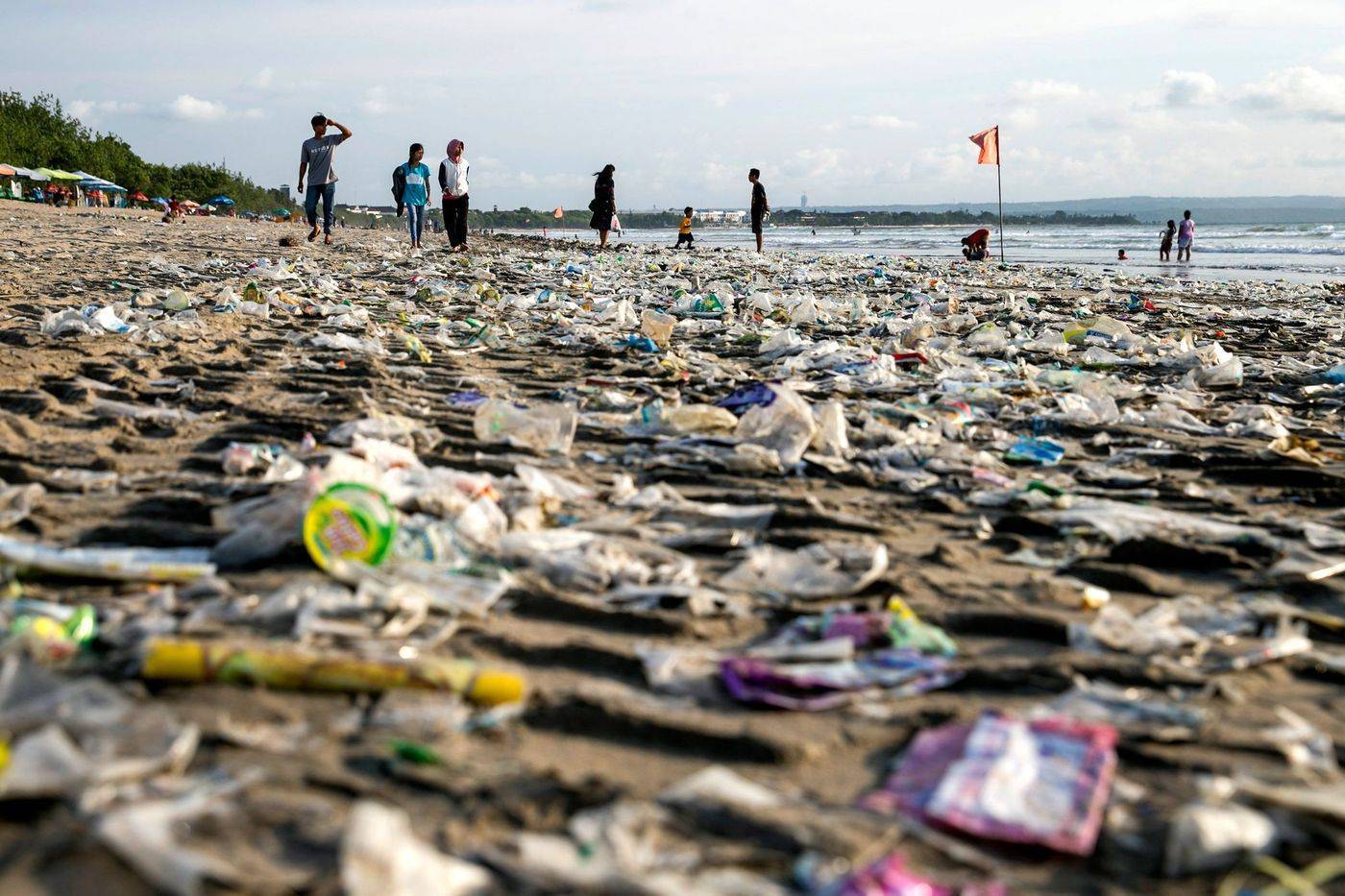 Грязные пляжи Бали. Бали загрязнение. Самый загрязненный пляж в мире. Грязное море.