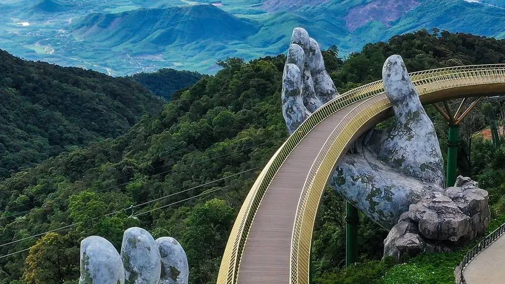 Мост рука или золотой мост во вьетнаме, который поддерживают руки бога на вершине горы, дананг