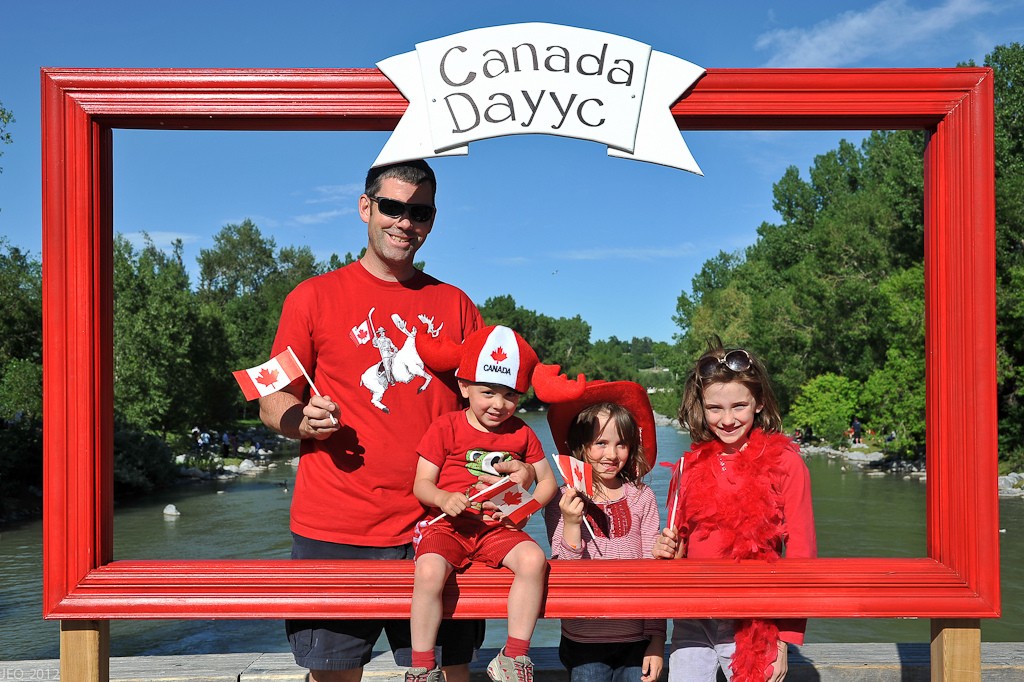 Канадская семья переехала. Семья в Канаде. День семьи в Канаде. Дети Канады. Семья канадцев.