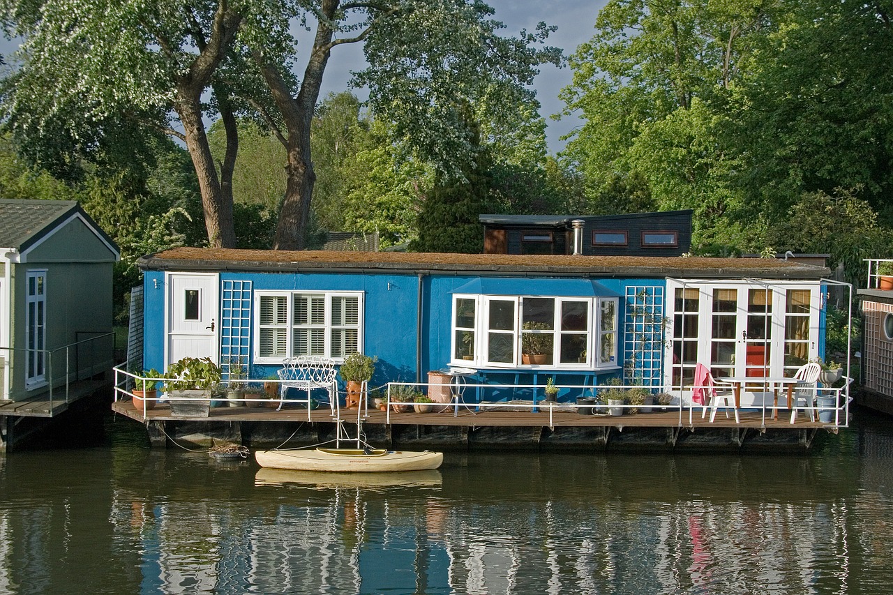 Роскошь на воде: в амстердаме выставили на продажу шикарный плавучий дом за 1,5 млн $. как он выглядит внутри