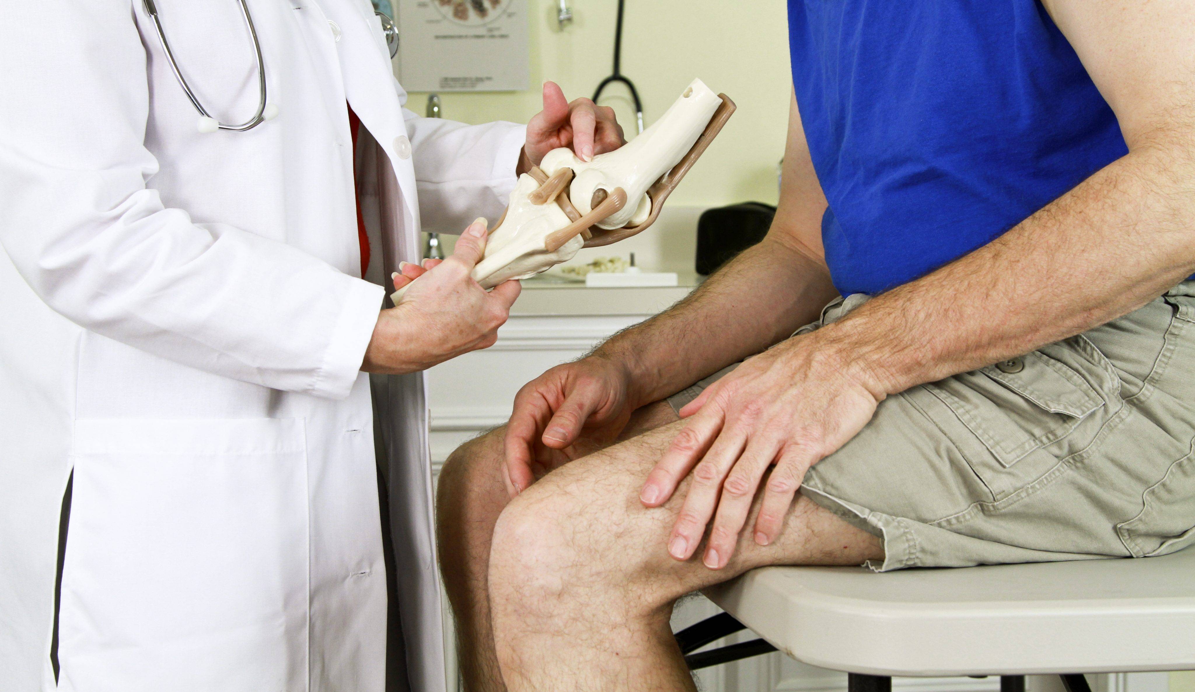 Врач лечащий суставы ног. Врач суставы. Травматолог колено. Доктор показывает сустав.