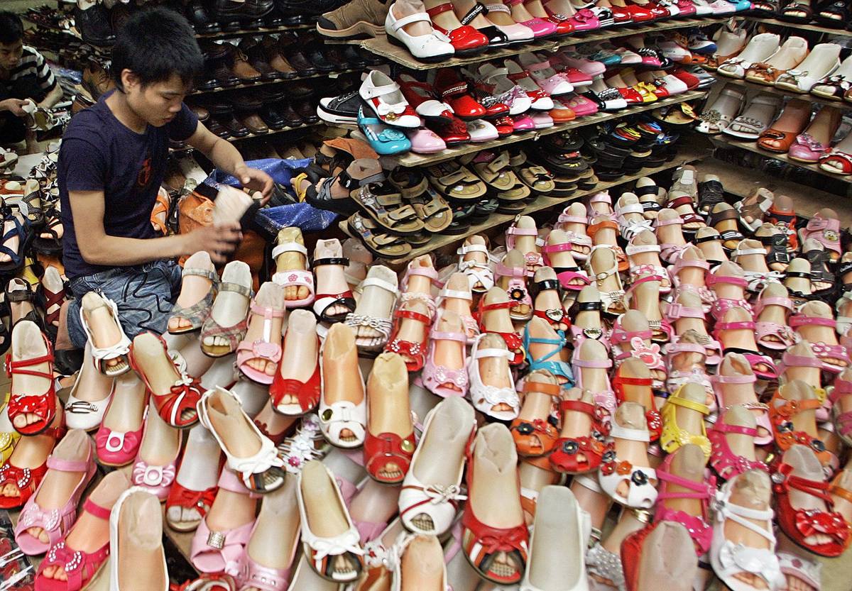 Китайский интернет магазин москва. Китайские товары. Обувь в Китае. Китай рынок товаров. Китайские туфли.