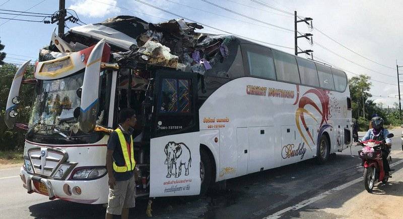 Автобус с туристами в тайланде
