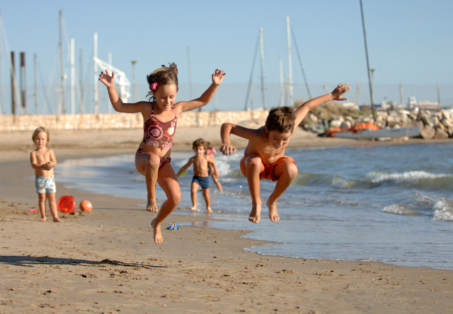 Дети нудисты на пляже с родителями