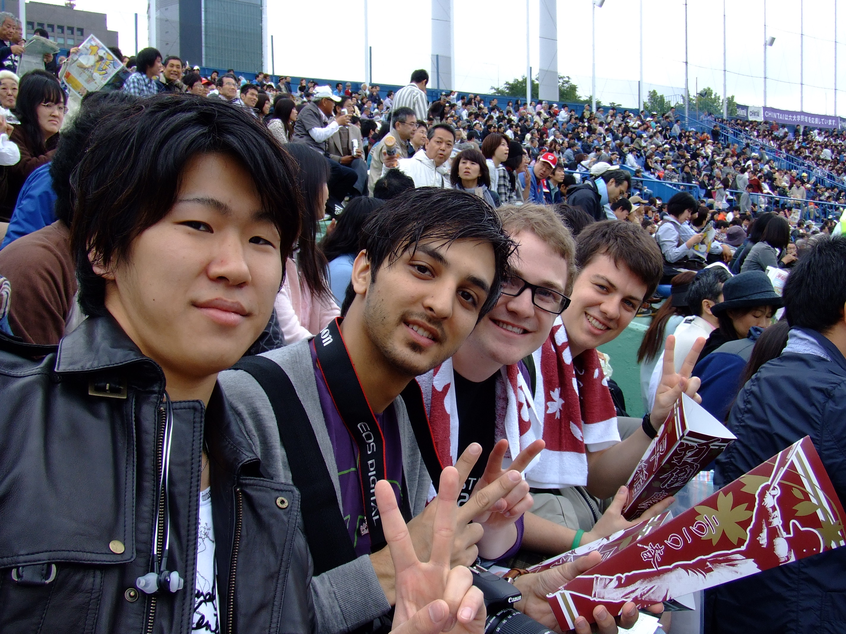 Japan 1. Иностранцы в Японии. Иностранцы в Японии студенты. Японцы смеются. Японец и европеец.