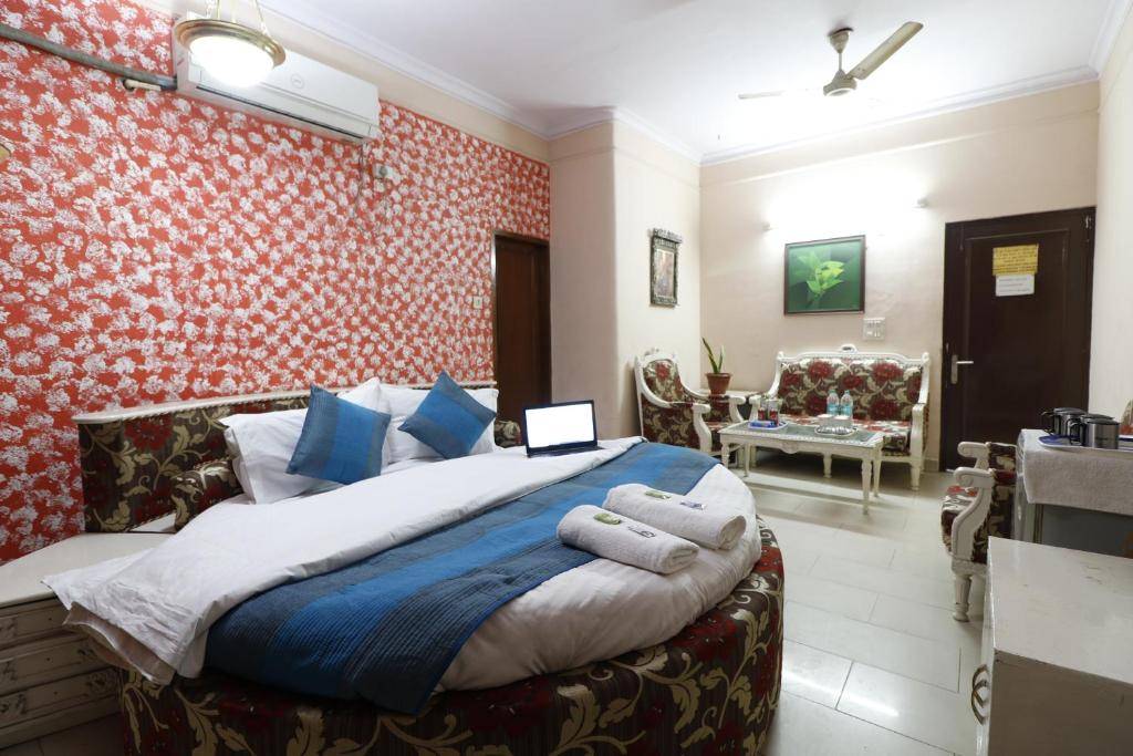 Hotel godwin deluxe with restaurant and free street parking onsite in paharganj цены, фотографии, отзывы, адрес. индия