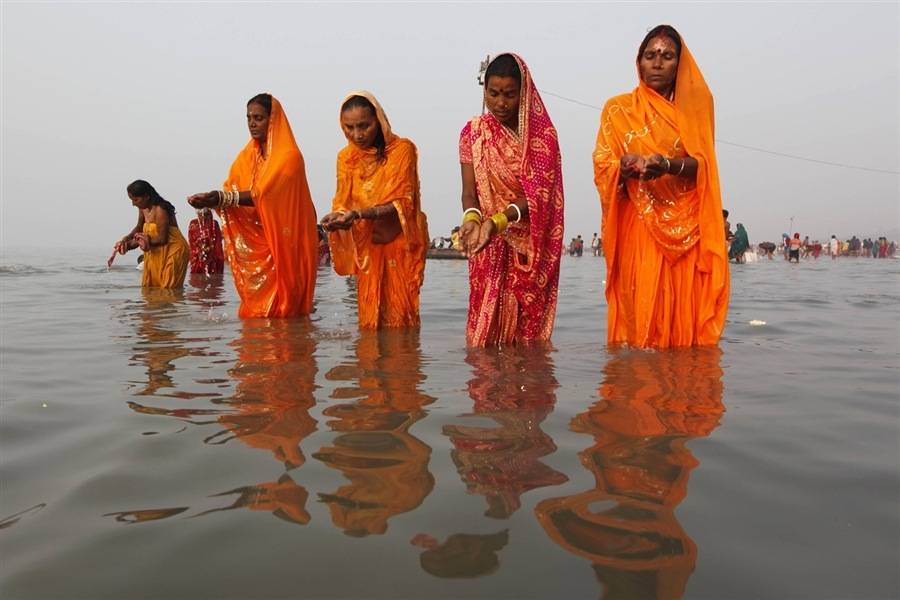 Священная река мусора. почему загрязненность реки ганга не пугает индийцев