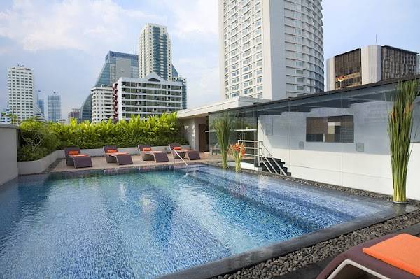 9 лучших отелей бангкока с бассейном на крыше и красивым видом таиланд - информация для путешественников
