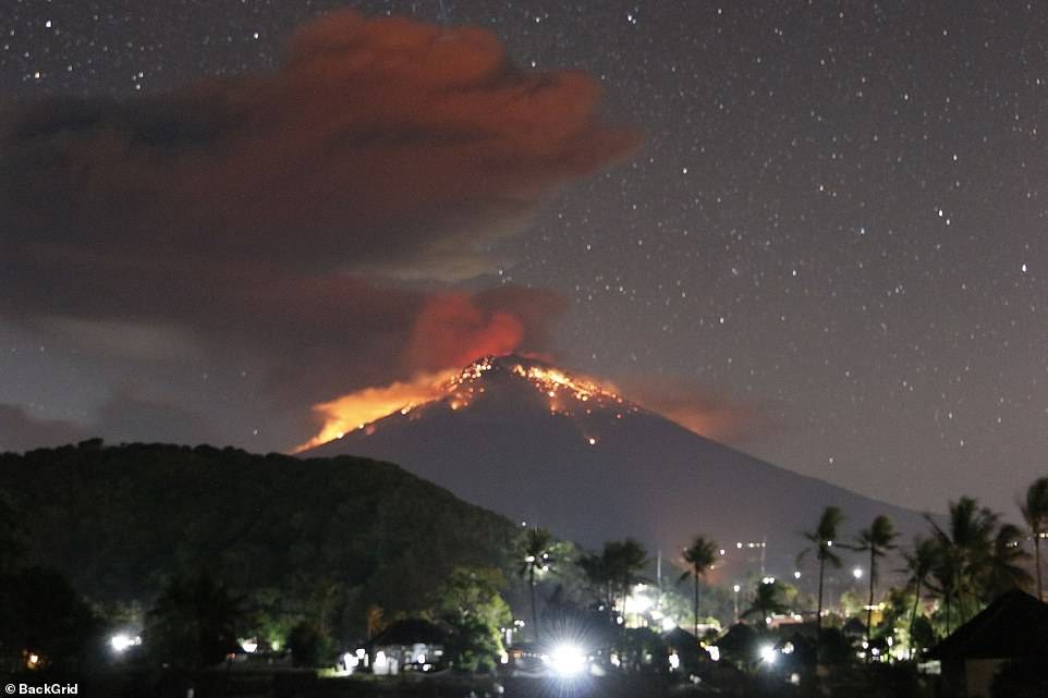 Вулкан агунг, что находится на острове бали выбрасывает пепел на большую высоту - 1rre