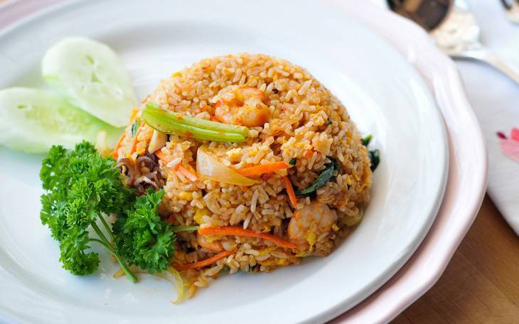 Жареный рис по тайски с яйцом