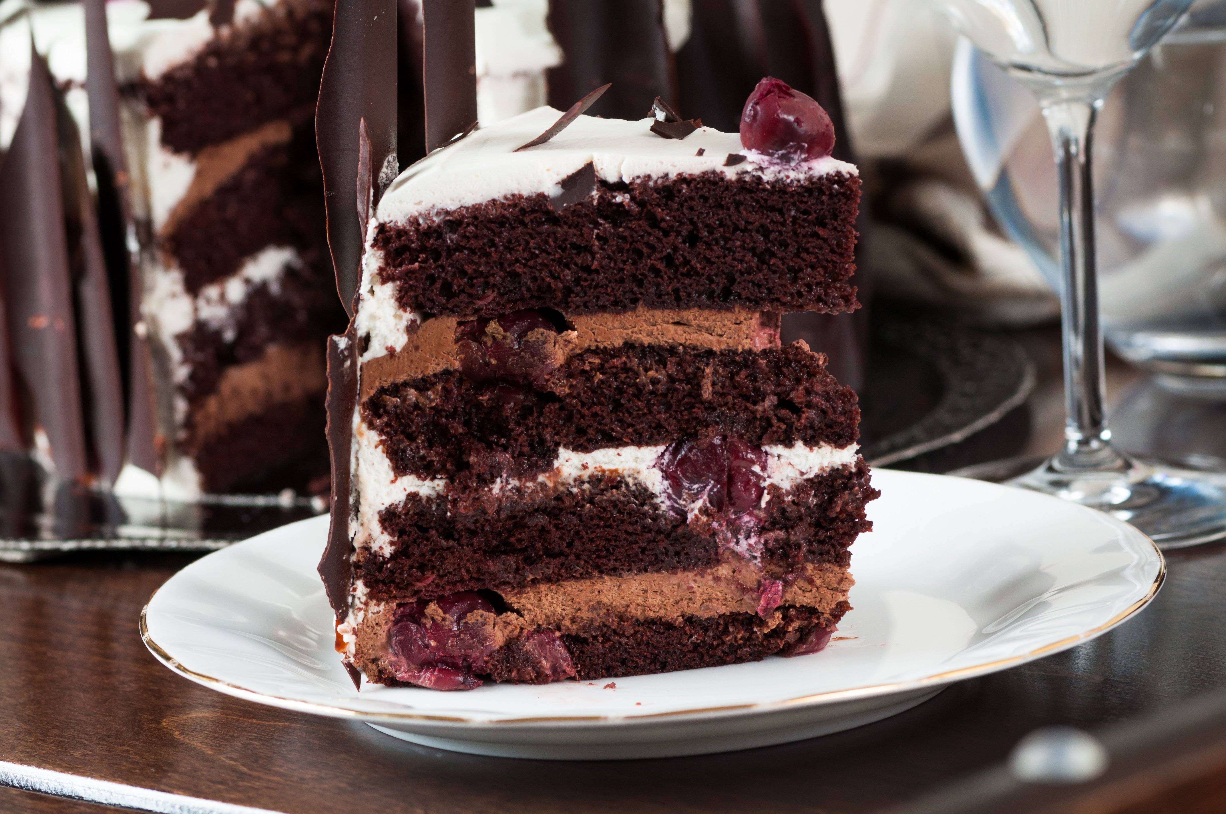 Кухне шоколадный пирог. Торт чёрный лес Шварцвальд. Шварцвальдский вишневый торт черный лес. Торт "чёрный лес" (Black Forest Cake). Швардсвальский вишневый торт «черный лес».