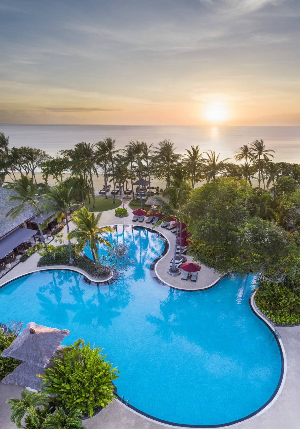 The laguna, a luxury collection resort & spa, nusa dua, bali. информация об отеле на карте. описание, фото пляжа, номеров. что рядом находится. забронировать. отзывы.