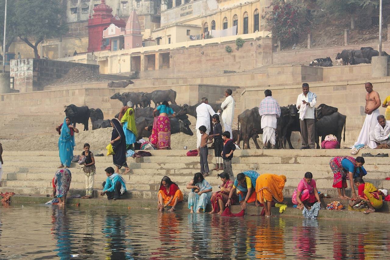 Почему в индии продолжают пить из самой грязной реки в мире (фото)