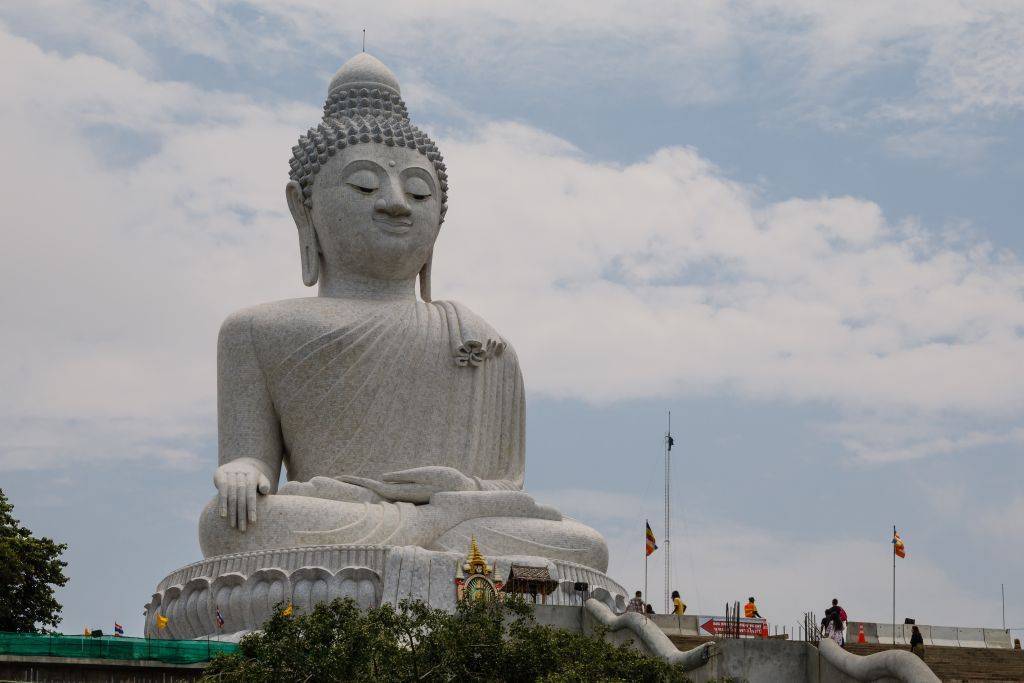 Биг будда, пхукет - знаменитая статуя будды на пхукете | easy travel