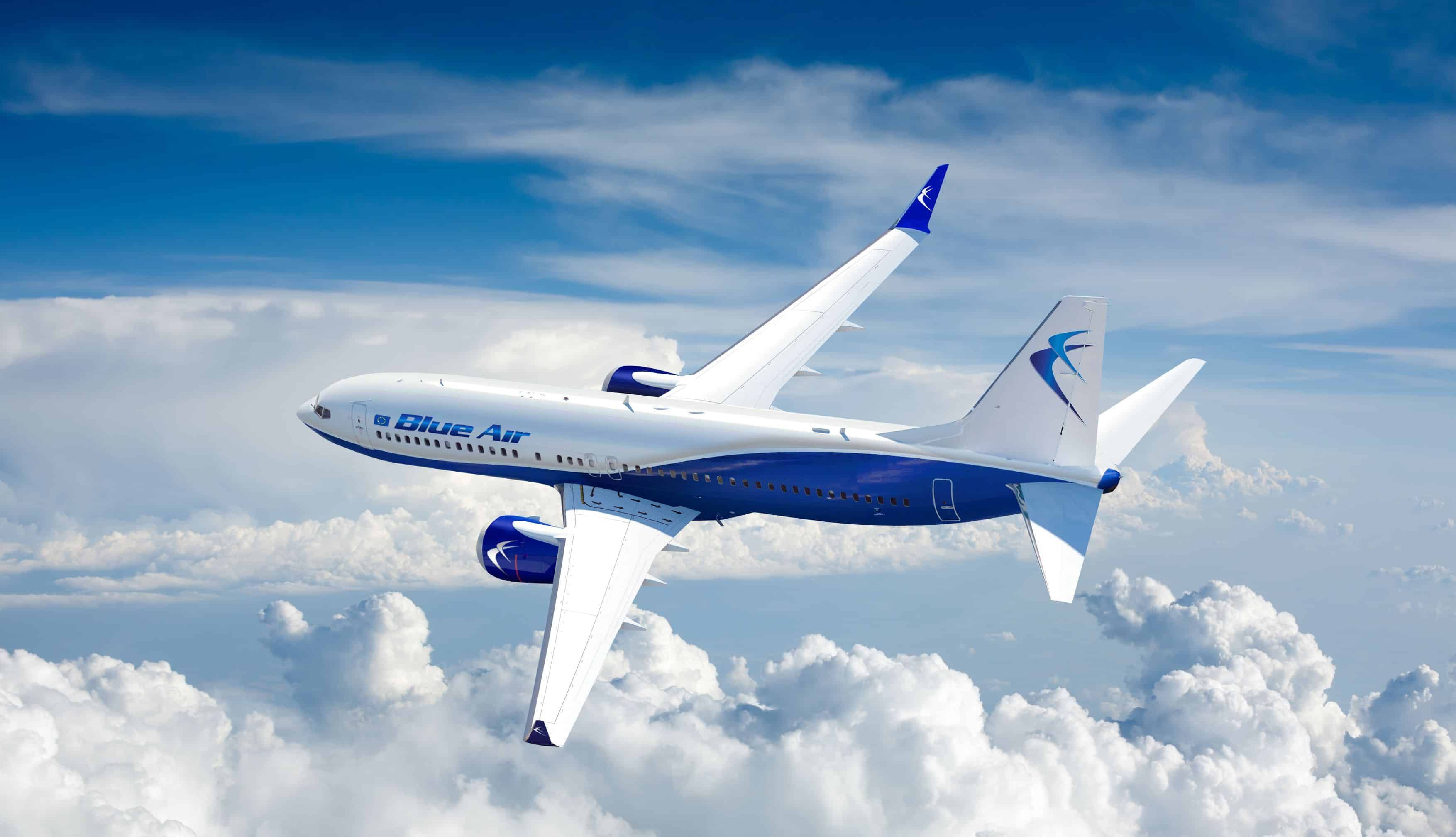 Blue air. Авиакомпания Эйр Блю. Самолёт Blue Air. Синие самолеты авиакомпания. Белый самолет с синими крыльями.