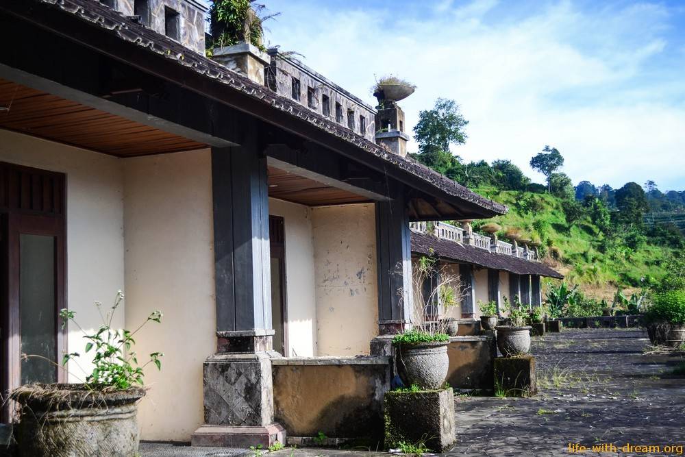 Заброшенный отель на бали или наше посещение отеля в грозу — индонезия